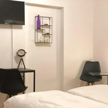 Apartment Q! Alex *